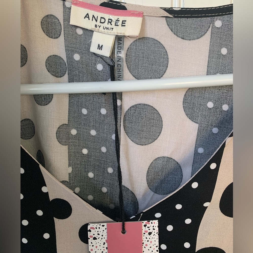 ANDREE by unit (Med) (NWT) Black, Beige & White Design, V-neck w/belled sleeves - Picture 2 of 5